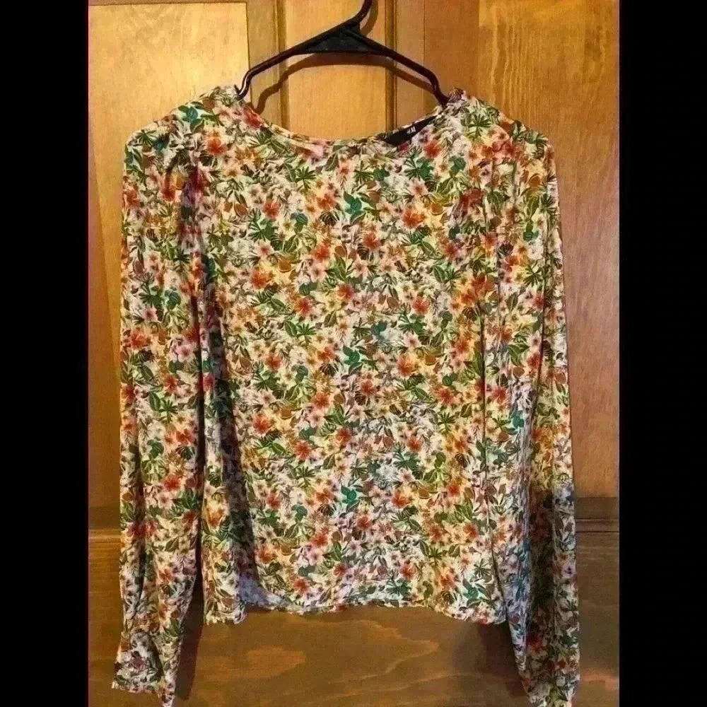 ❤️ 3 for $30 H&M blouse
